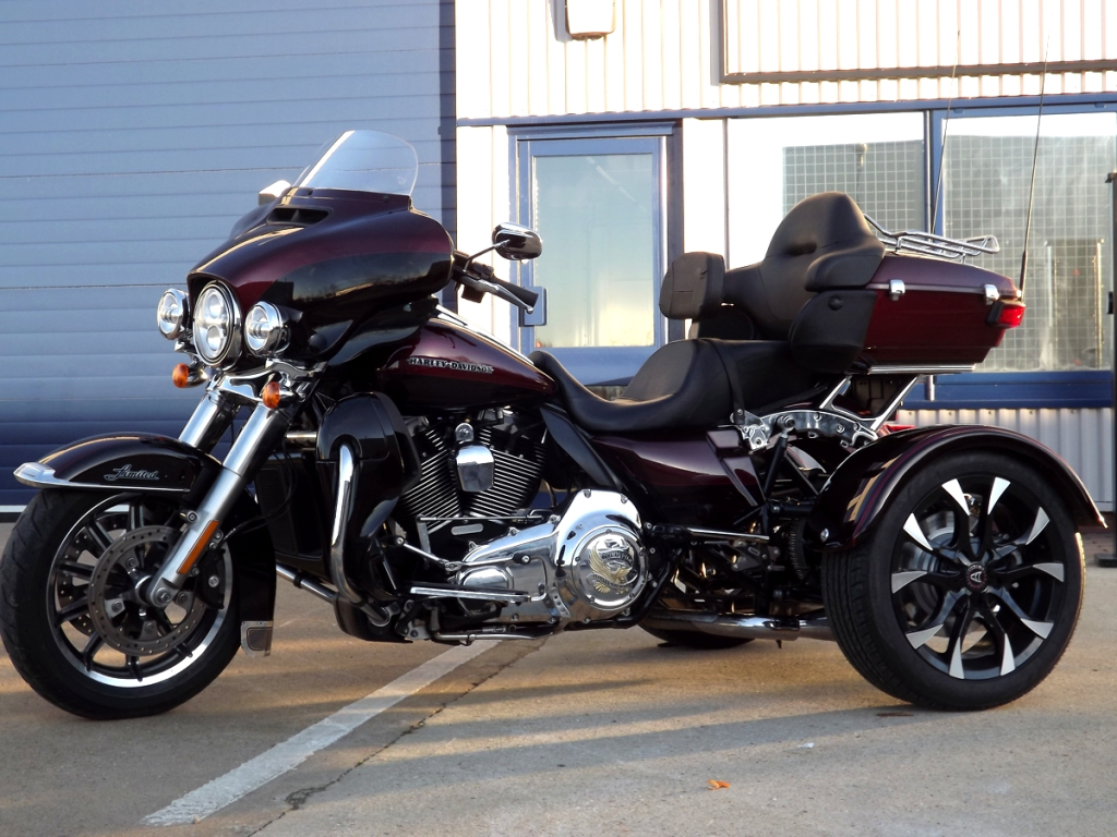 thumbnail image 2 of Performance Machine Contrast Cut Vision Derby Cover For 2016-2021 Harley Touring - 0177-2083M-BM 2 of 12