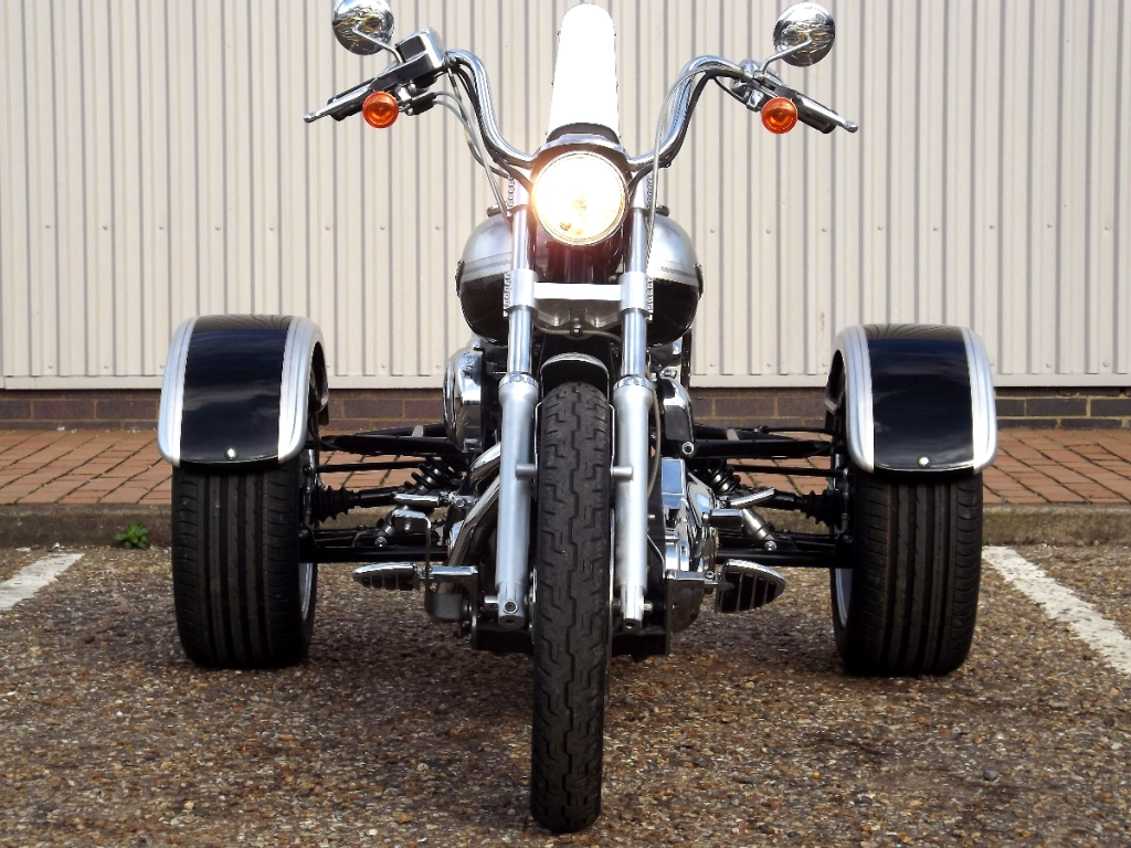 Casarva Harley Davidson Dyna FXDL Trike with our Independent rear suspension (IRS), reverse, raked front forks, twin stainless exhausts and Casarva Tall Custom Sissy Bar in mirror polished stainless steel.