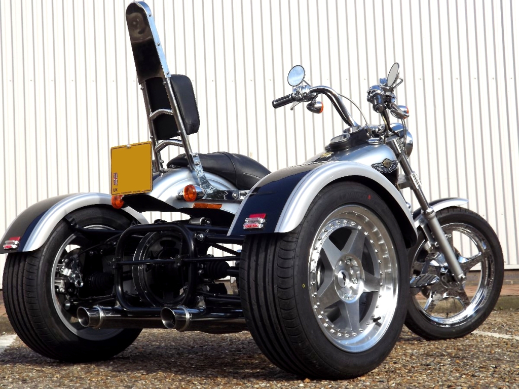 Casarva Harley Davidson Dyna FXDL Trike with our Independent rear suspension (IRS), reverse, raked front forks, twin stainless exhausts and Casarva Tall Custom Sissy Bar in mirror polished stainless steel.