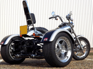 HD DYNA ULTRA LOW TRIKE MB (20) Casarva Harley Davidson Dyna FXDL Trike with our Independent rear suspension (IRS), reverse, raked front forks, twin stainless exhausts and Casarva Tall Custom Sissy Bar in mirror polished stainless steel.