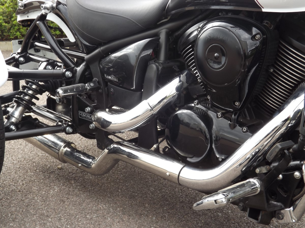 Casarva Kawasaki VN900C trike with belt drive and IRS, Casarva dual rerouted stainless twin exhaust system. #casarva #trikes