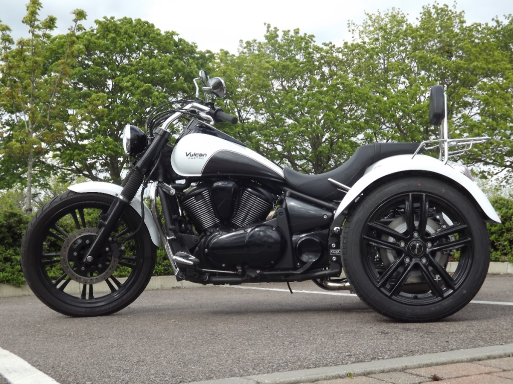 Casarva Kawasaki VN900C trike with belt drive and IRS, Casarva dual rerouted stainless twin exhaust system. #casarva #trikes