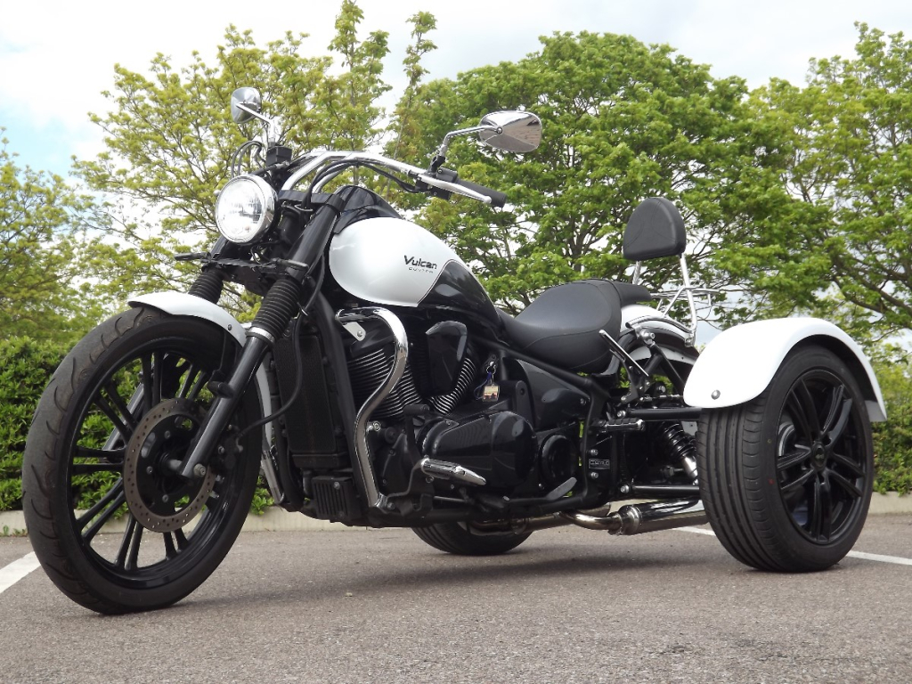 Casarva Kawasaki VN900C trike with belt drive and IRS, Casarva dual rerouted stainless twin exhaust system. #casarva #trikes