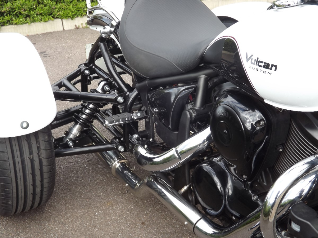 Casarva Kawasaki VN900C trike with belt drive and IRS, Casarva dual rerouted stainless twin exhaust system. #casarva #trikes