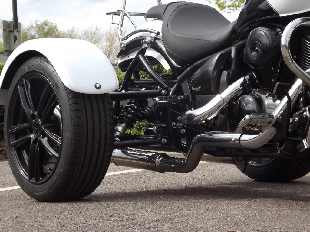 Casarva Kawasaki VN900C trike with belt drive and IRS, Casarva dual rerouted stainless twin exhaust system. #casarva #trikes