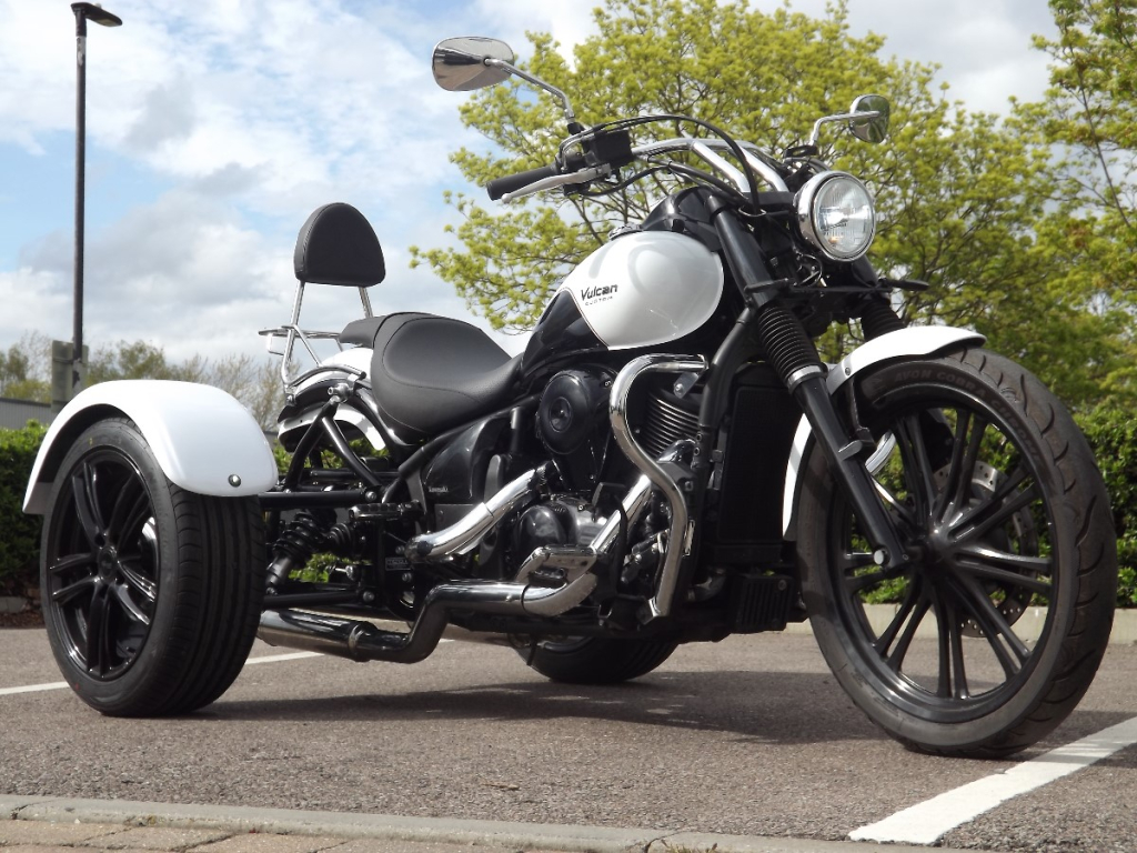 Casarva Kawasaki VN900C trike with belt drive and IRS, Casarva dual rerouted stainless twin exhaust system. #casarva #trikes